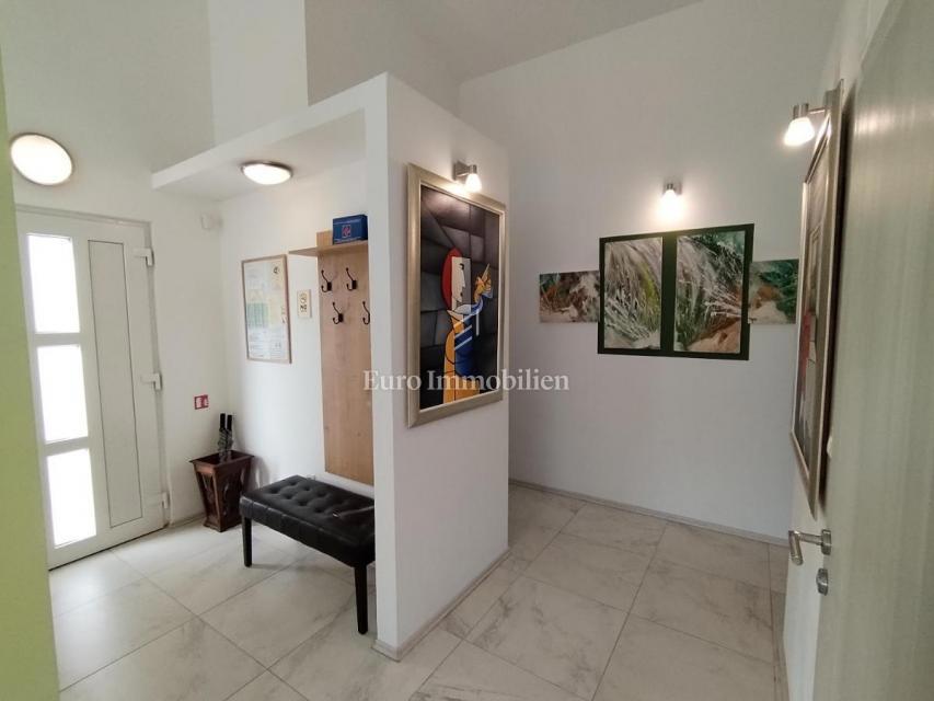 Samostojna hiša v naravi z velikim zemljiščem