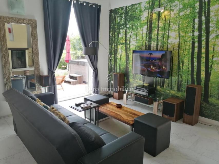 Samostojna hiša v naravi z velikim zemljiščem