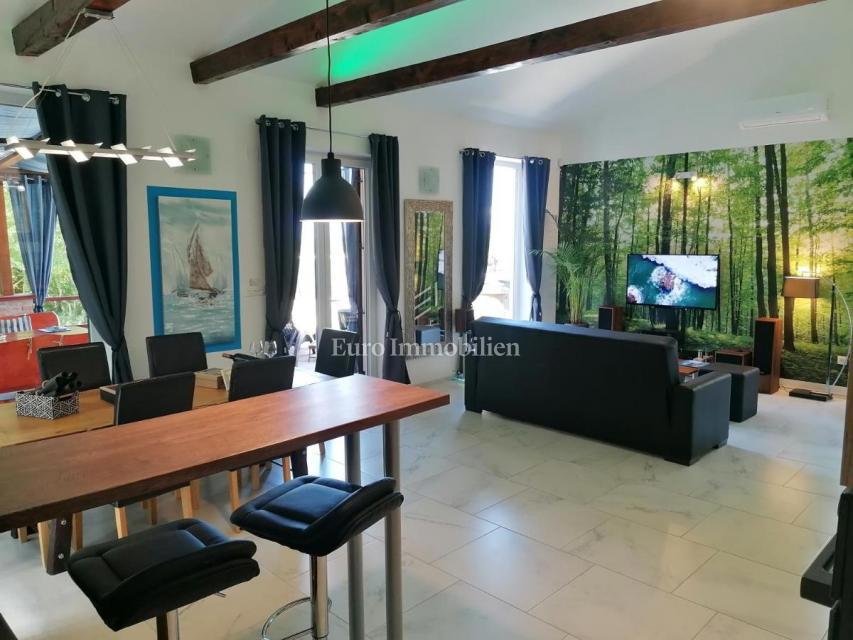 Samostojna hiša v naravi z velikim zemljiščem