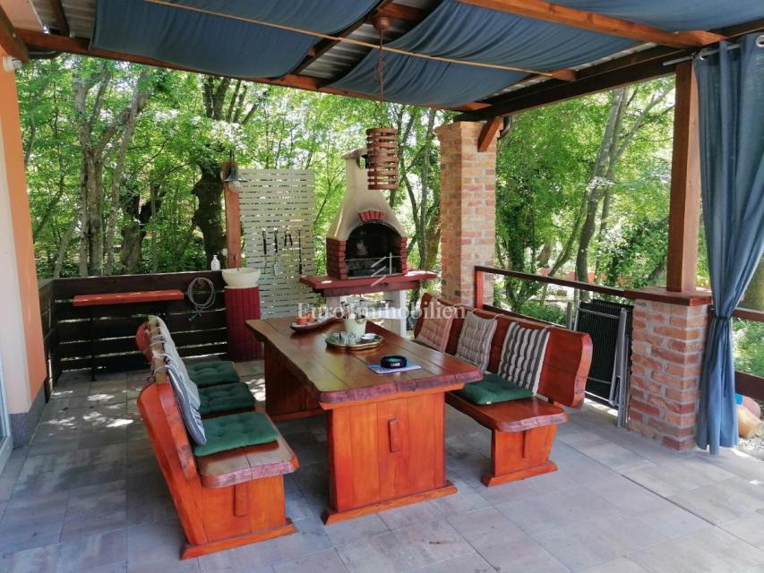 Samostojna hiša v naravi z velikim zemljiščem