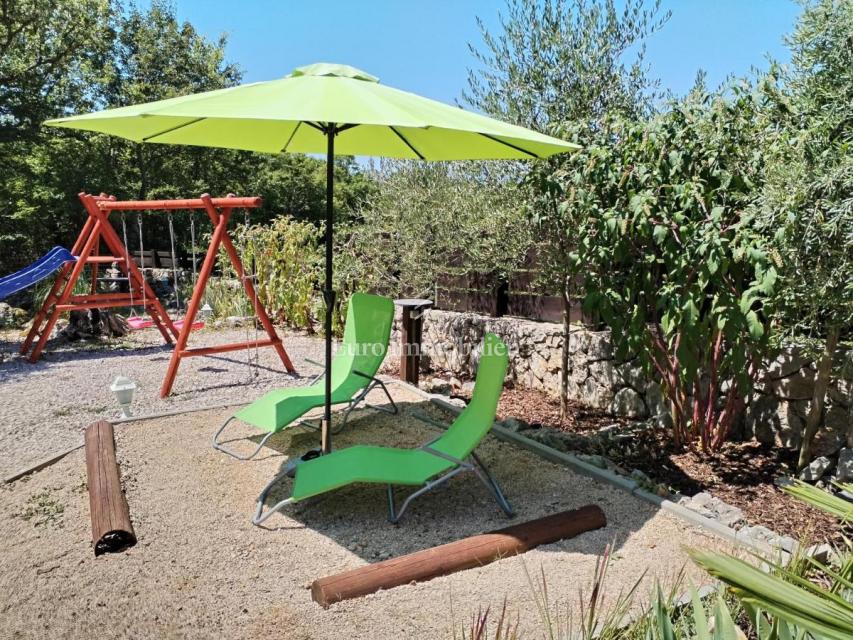 Samostojna hiša v naravi z velikim zemljiščem