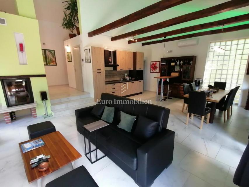 Samostojna hiša v naravi z velikim zemljiščem