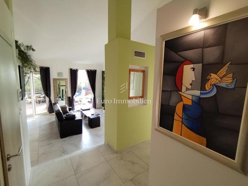 Samostojna hiša v naravi z velikim zemljiščem