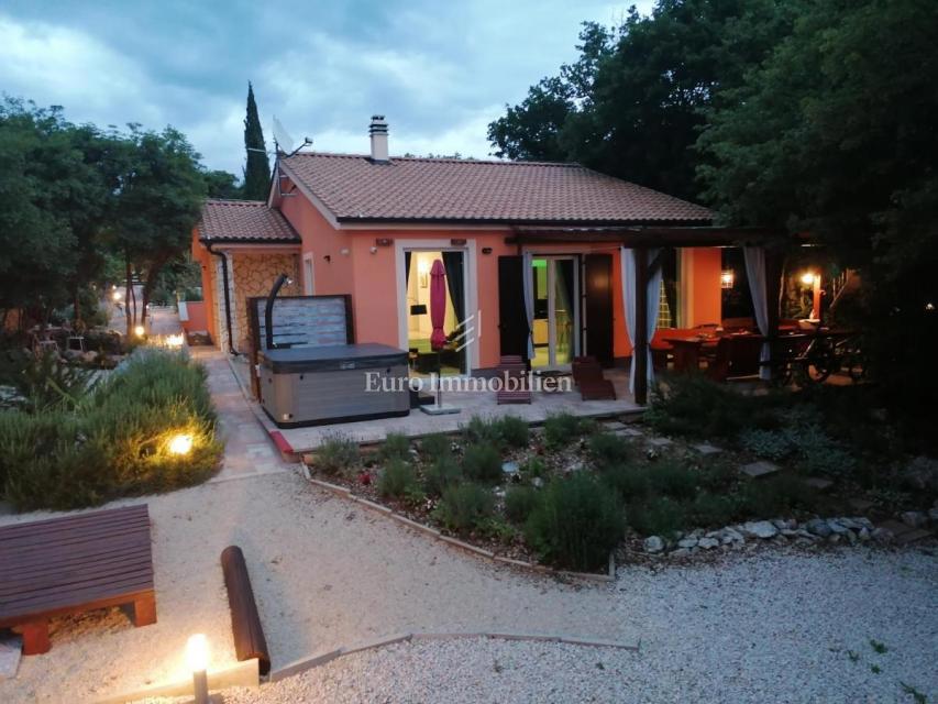 Samostojna hiša v naravi z velikim zemljiščem