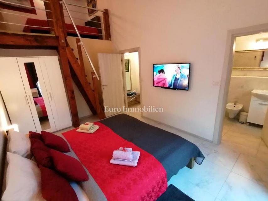 Samostojna hiša v naravi z velikim zemljiščem