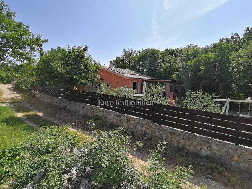 Samostojna hiša v naravi z velikim zemljiščem