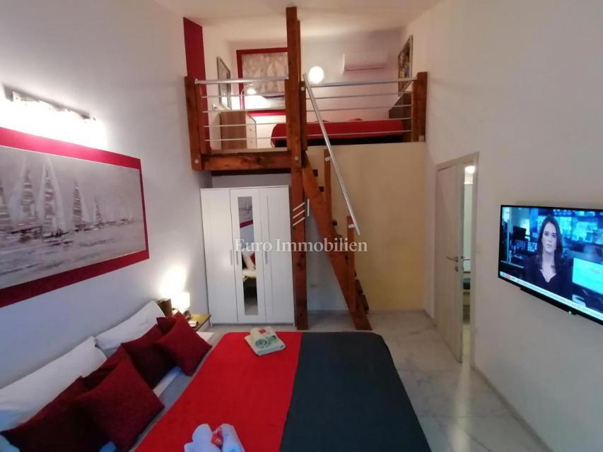 Samostojna hiša v naravi z velikim zemljiščem