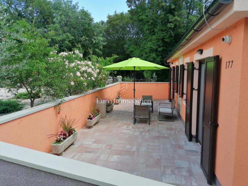 Samostojna hiša v naravi z velikim zemljiščem