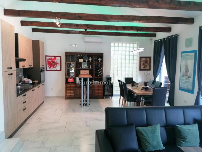 Samostojna hiša v naravi z velikim zemljiščem