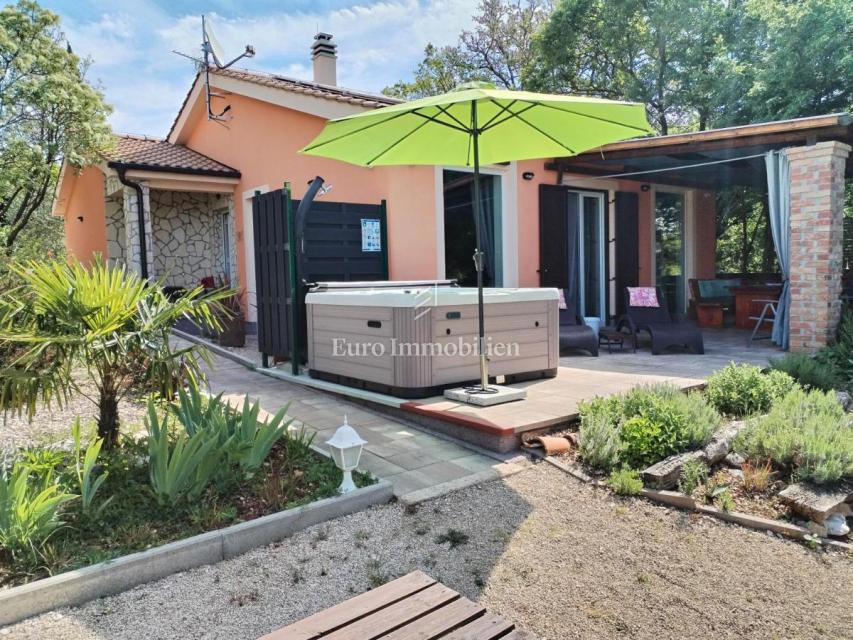 Samostojna hiša v naravi z velikim zemljiščem