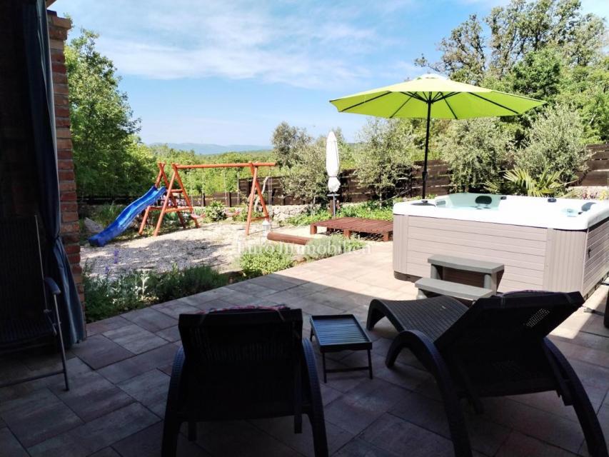 Samostojna hiša v naravi z velikim zemljiščem