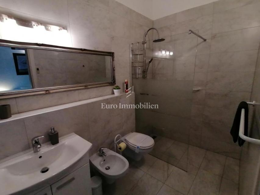 Samostojna hiša v naravi z velikim zemljiščem