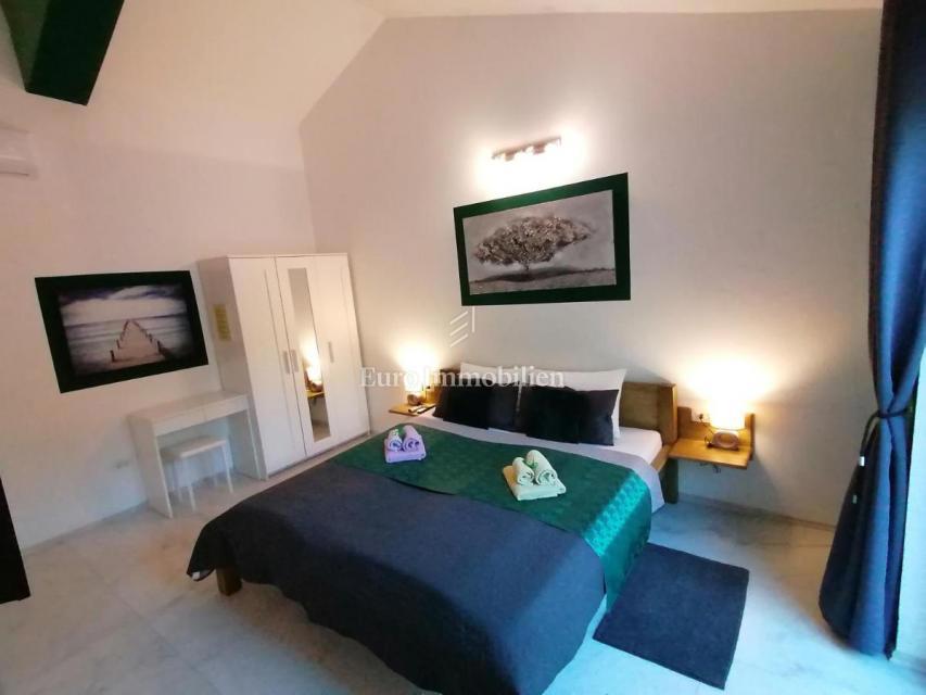 Samostojna hiša v naravi z velikim zemljiščem