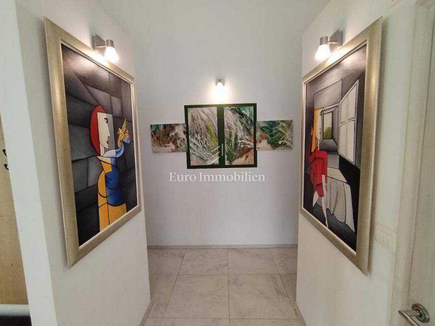 Samostojna hiša v naravi z velikim zemljiščem