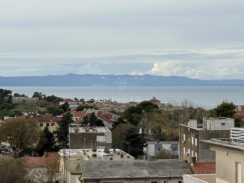 Trosobno stanovanje v centru s pogledom na morje