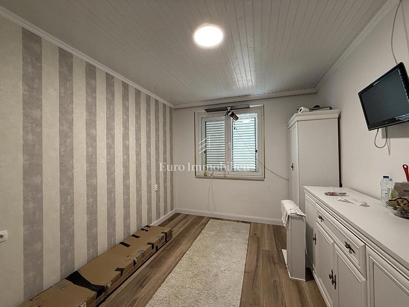 Trosobno stanovanje v centru s pogledom na morje