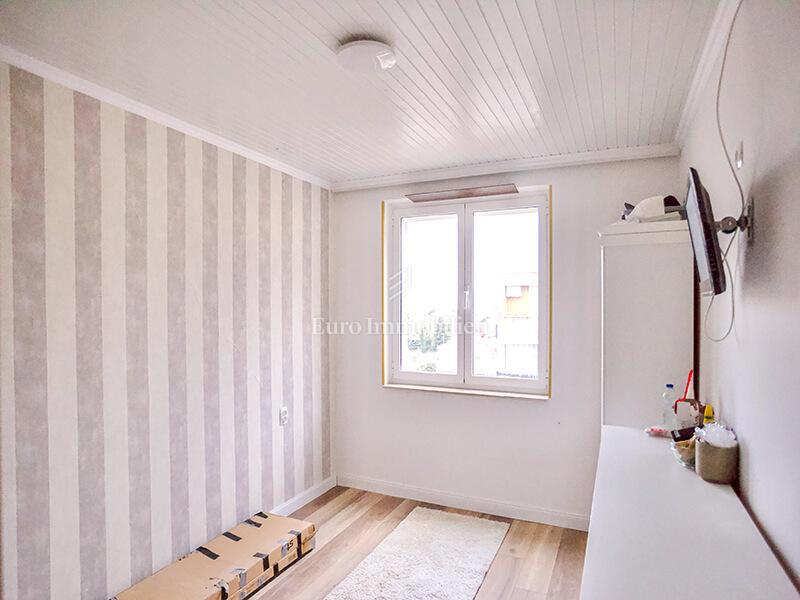 Trosobno stanovanje v centru s pogledom na morje