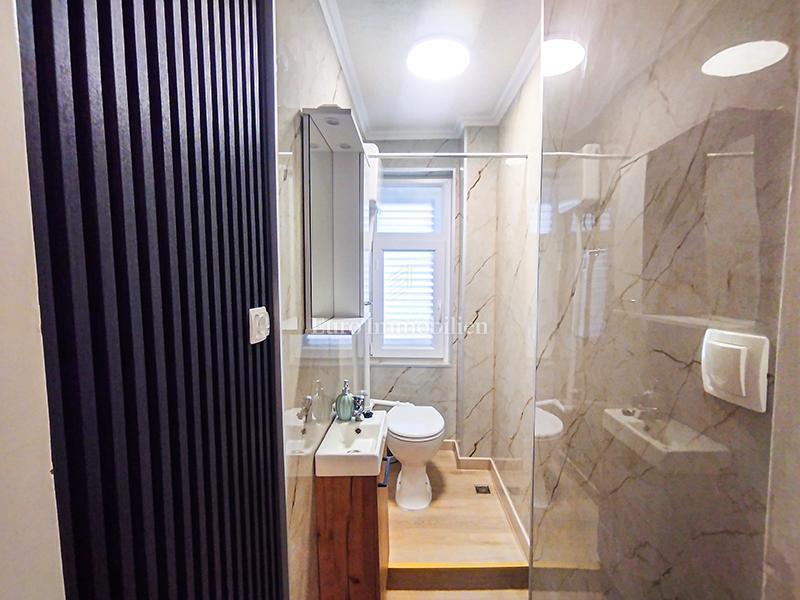 Trosobno stanovanje v centru s pogledom na morje