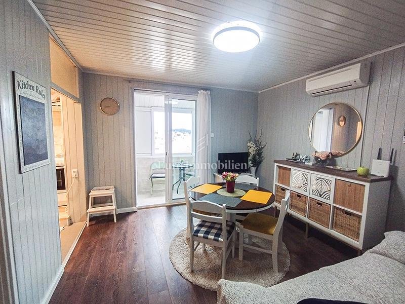 Trosobno stanovanje v centru s pogledom na morje