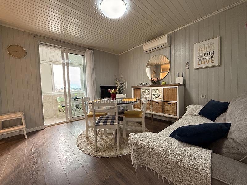 Trosobno stanovanje v centru s pogledom na morje