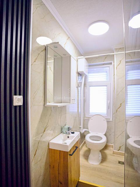 Trosobno stanovanje v centru s pogledom na morje