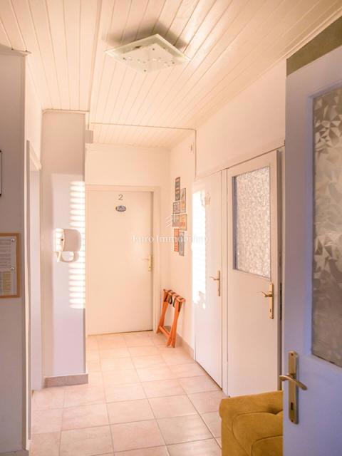 Trosobno stanovanje v centru s pogledom na morje