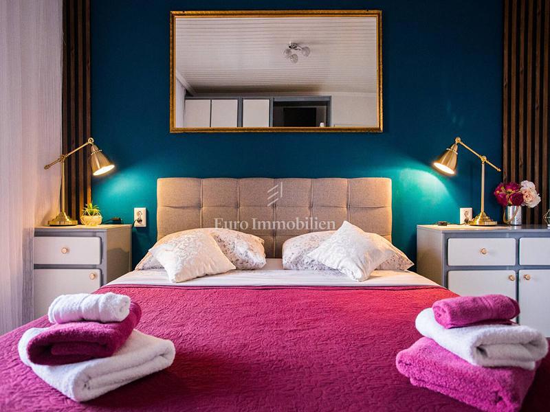 Trosobno stanovanje v centru s pogledom na morje