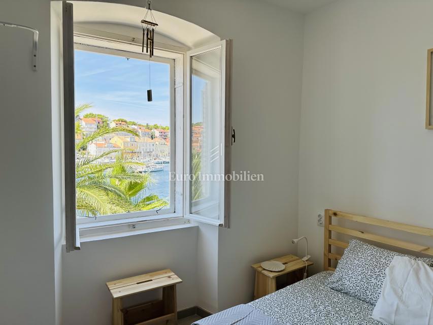 Obnovljena hiša s 5 enotami, prva vrsta do morja