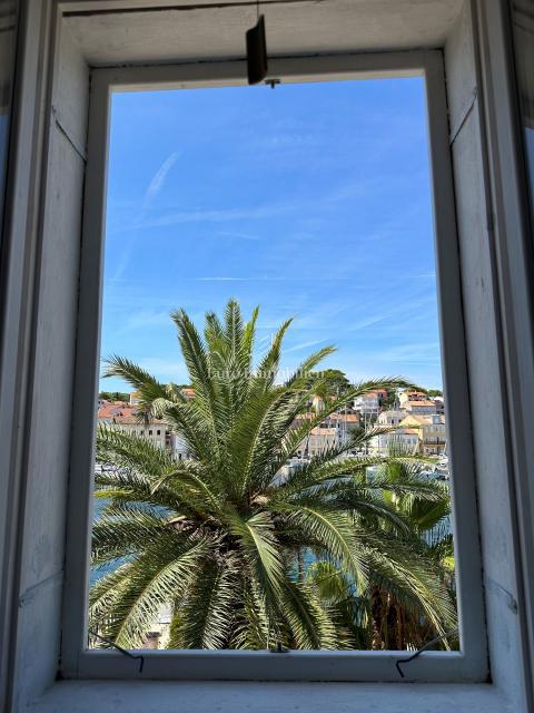 Obnovljena hiša s 5 enotami, prva vrsta do morja