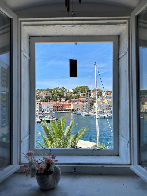 Obnovljena hiša s 5 enotami, prva vrsta do morja