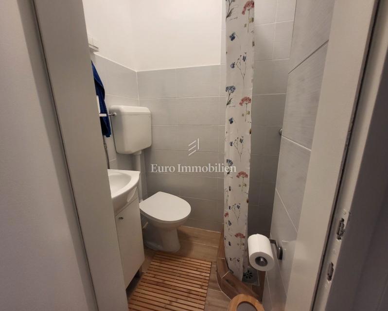 Obnovljena hiša s 5 enotami, prva vrsta do morja