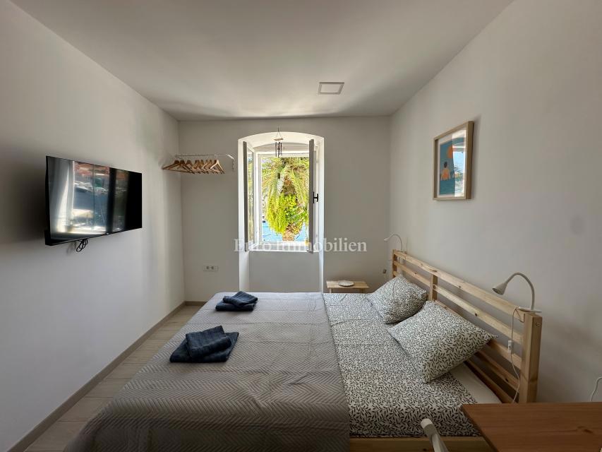 Obnovljena hiša s 5 enotami, prva vrsta do morja