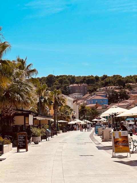 Obnovljena hiša s 5 enotami, prva vrsta do morja