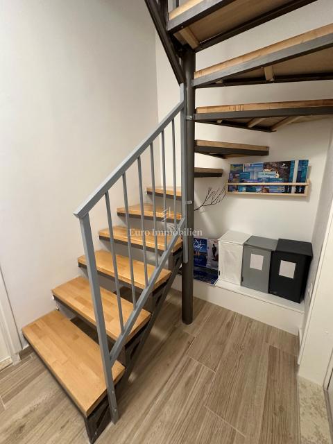 Obnovljena hiša s 5 enotami, prva vrsta do morja