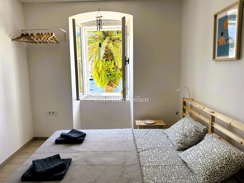 Obnovljena hiša s 5 enotami, prva vrsta do morja