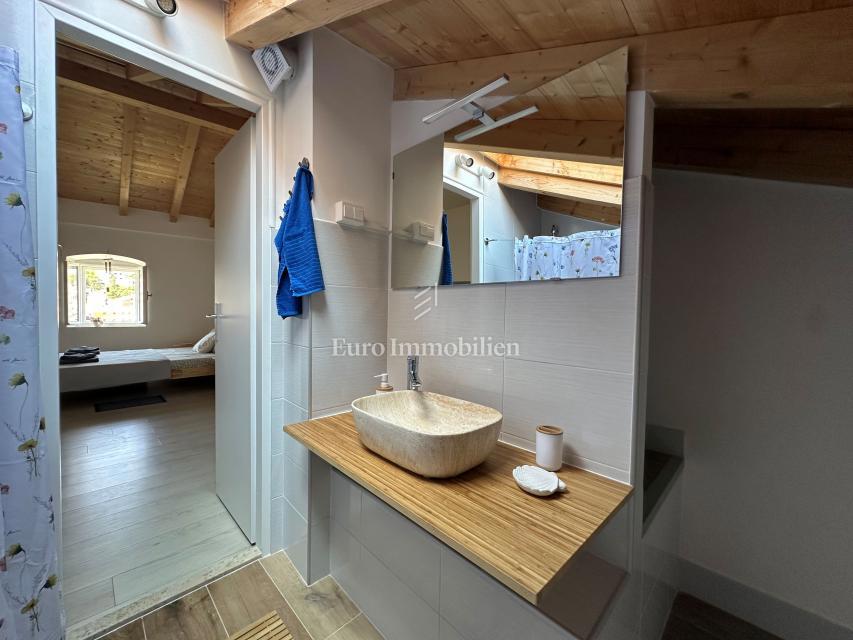 Obnovljena hiša s 5 enotami, prva vrsta do morja