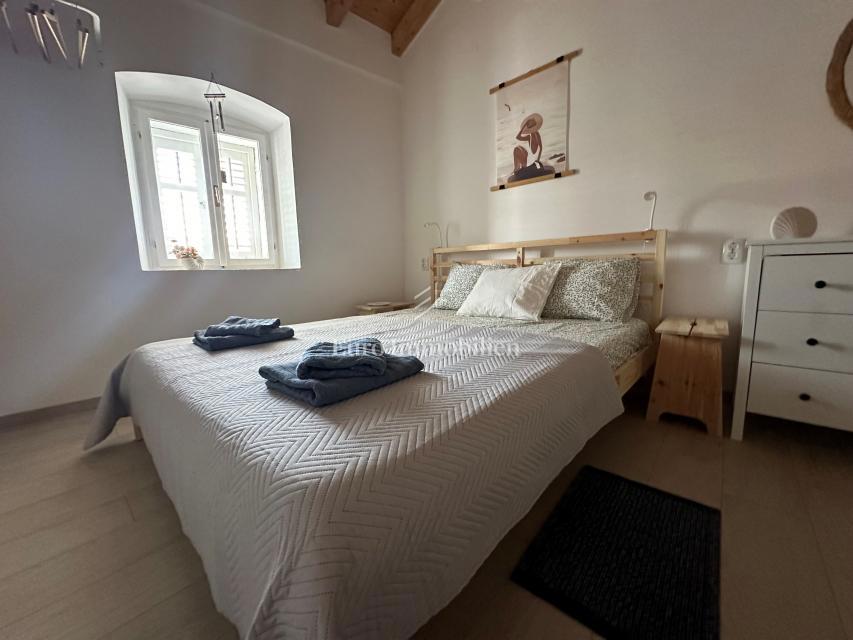 Obnovljena hiša s 5 enotami, prva vrsta do morja