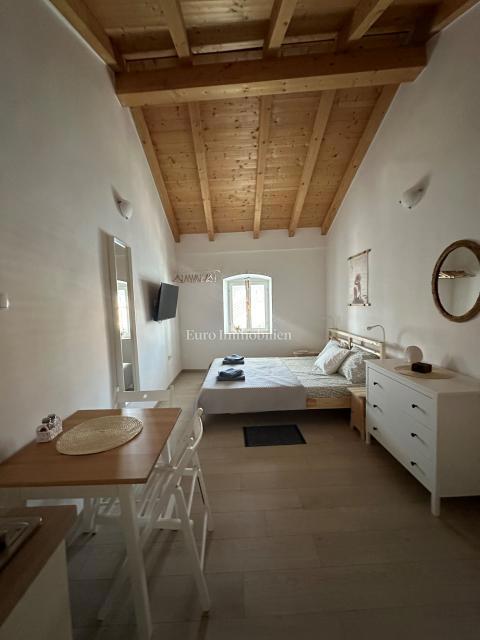 Obnovljena hiša s 5 enotami, prva vrsta do morja