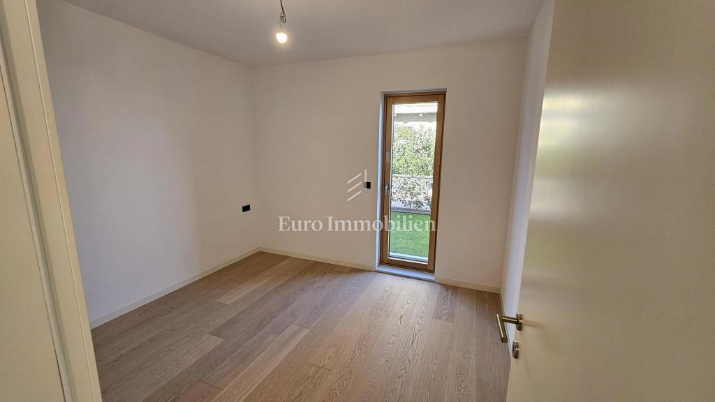 Kantrida - Moderno trisobno stanovanje z dvema garažnima mestoma