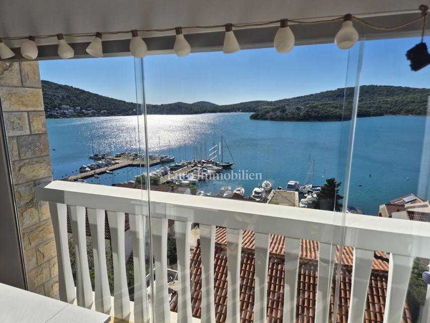 Stanovanje s pogledom na morje, Tisno