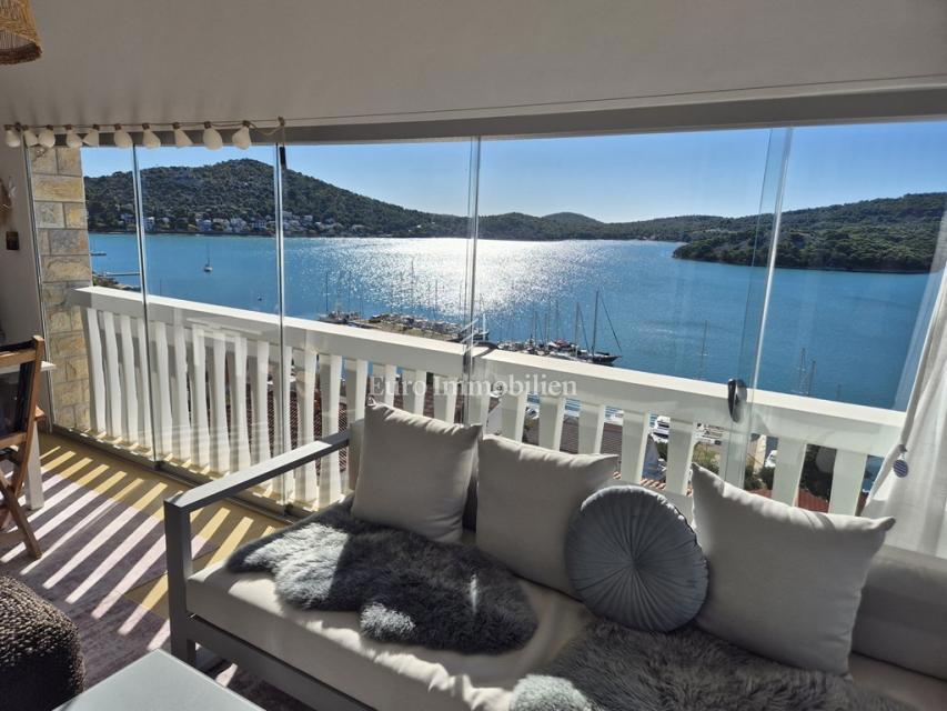 Stanovanje s pogledom na morje, Tisno