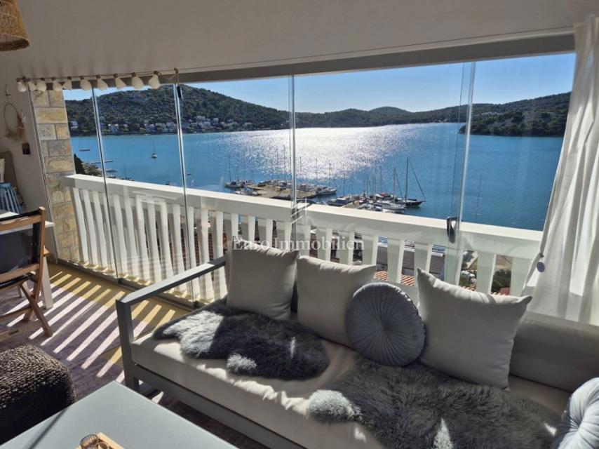 Stanovanje s pogledom na morje, Tisno