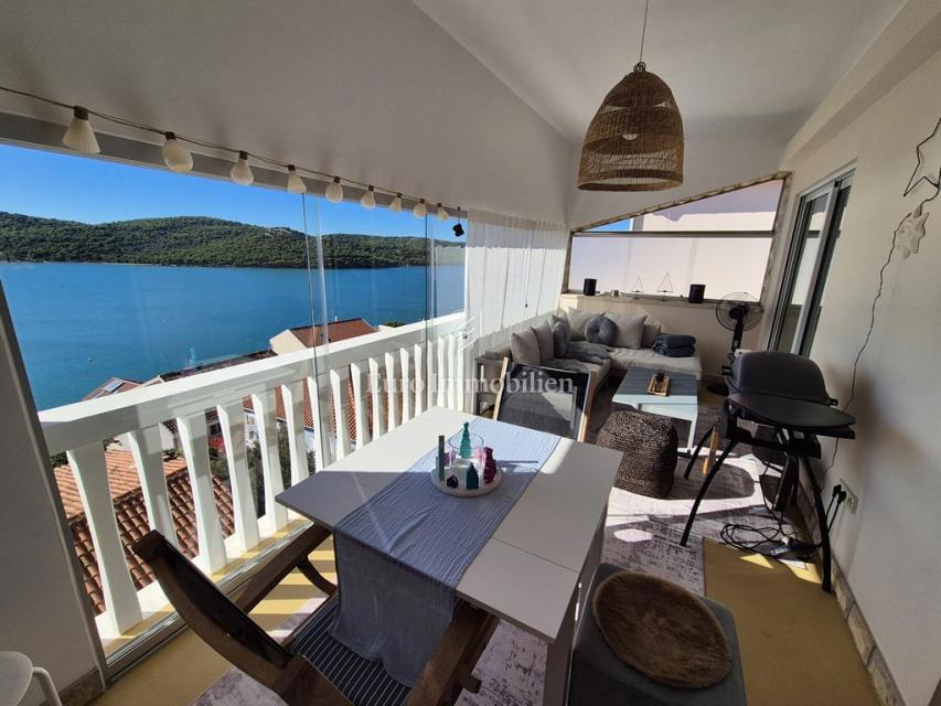 Stanovanje s pogledom na morje, Tisno