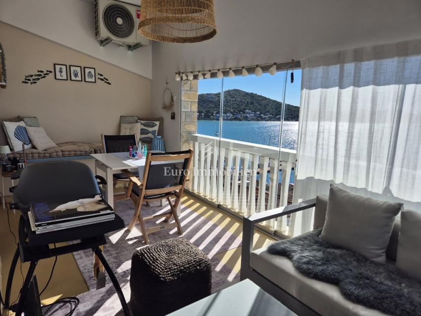 Stanovanje s pogledom na morje, Tisno