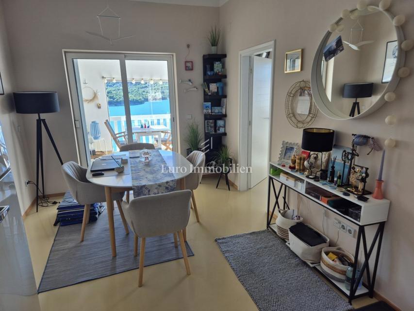 Stanovanje s pogledom na morje, Tisno