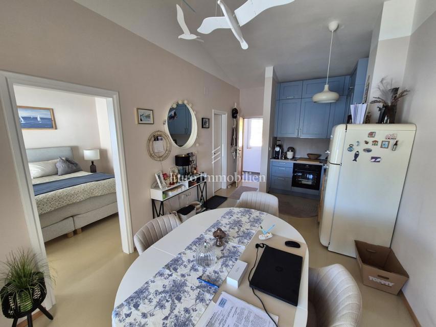 Stanovanje s pogledom na morje, Tisno