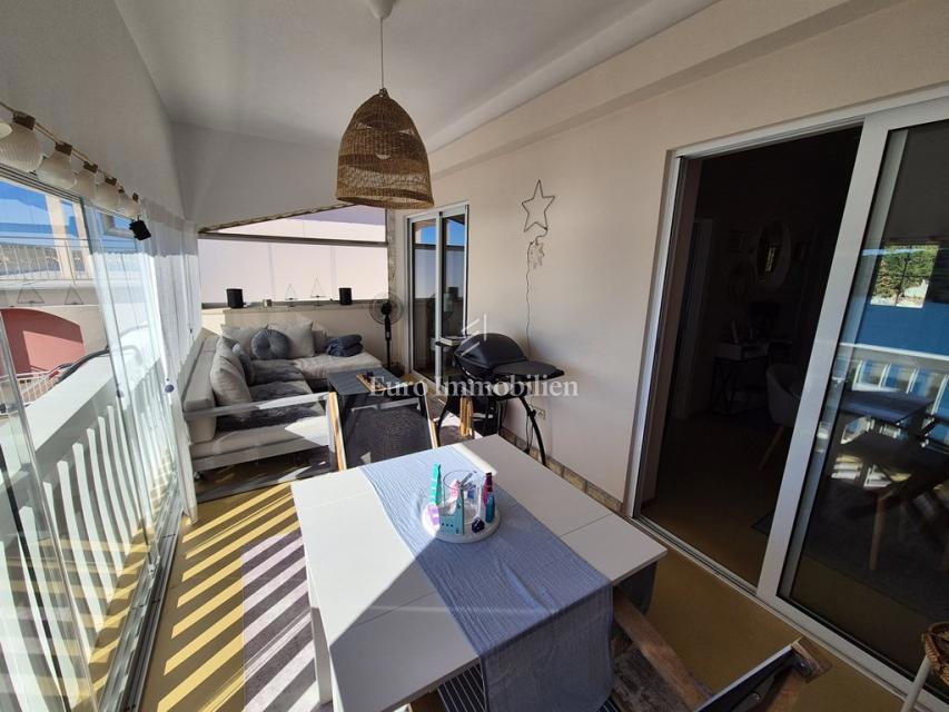 Stanovanje s pogledom na morje, Tisno