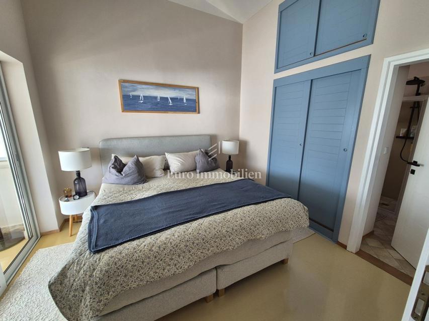 Stanovanje s pogledom na morje, Tisno