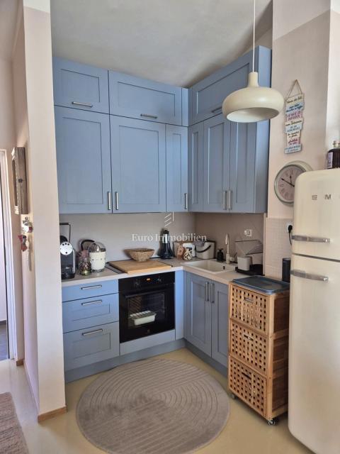 Stanovanje s pogledom na morje, Tisno