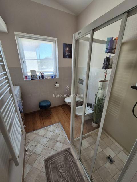 Stanovanje s pogledom na morje, Tisno